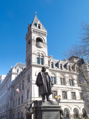Brooklyn, New York / ABD - 23 Mart 2017: Cadman Plaza 'daki Henry Ward Beecher Anıtı' nın dikey görüntüsü.