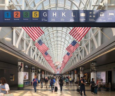 Chicago, IL / ABD - 2 Eylül 2018: O 'Hare Uluslararası Havaalanı' ndaki kalabalık Terminal 3 'ten geçen manzara gezginleri,