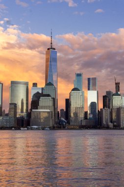 New York, New York / ABD - 24 Ocak 2019: Hudson Nehri 'nde yansıyan Aşağı Manhattan' ın günbatımı manzarası