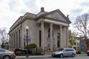 Suffern, New York / ABD - 25 Nisan 2020: Suffern, New York 'ta bulunan 67 Lafayette Bulvarı' ndaki eski Rockland Ulusal Bankası manzarası