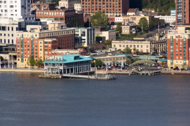 Yonkers, New York / ABD - 2 Mayıs 2020: Sunset 'teki Hudson Nehri boyunca Yonker' ın şehir merkezindeki sahil manzarasını kapatın.