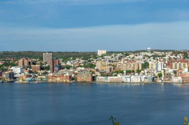 Yonkers, New York / ABD - 2 Mayıs 2020: Günbatımında Hudson Nehri boyunca Yonkers 'ın geniş açı görüntüsü.