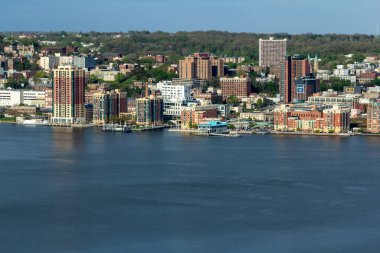 Yonkers, New York / ABD - 2 Mayıs 2020: Sunset 'teki Hudson Nehri boyunca Yonkers' ın manzara görüntüsü.