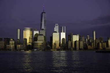New York, New York / ABD - Dünya Ticaret Merkezi 'nin manzarası ve Blue Hour' da Manhattan 'ın aşağısı. New York silueti Hudson Nehri 'ne yansıdı. Altın röfle karşısında mavi ve mor karşıtlıklar.