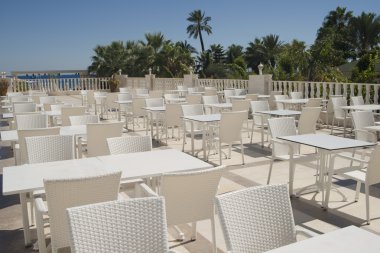 Bir yaz gününde terasta boş kafe 