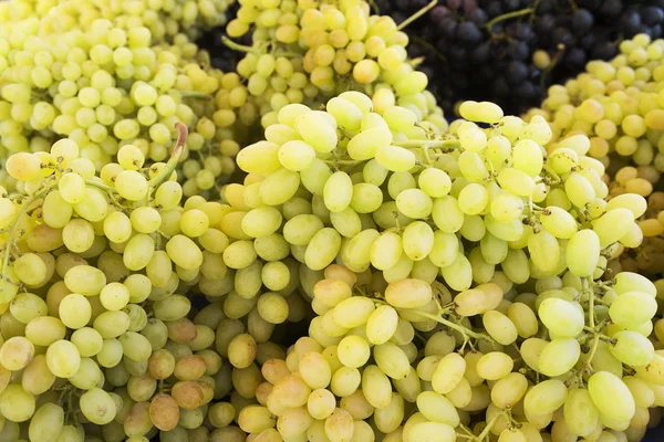 Zielony winogron na rynku — Zdjęcie stockowe