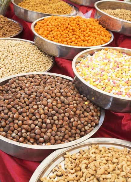 Een verscheidenheid van noten in het glazuur — Stockfoto
