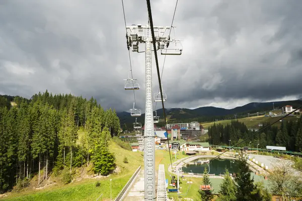 Oblíbené lyžařské středisko Bukovel v na podzim. — Stock fotografie