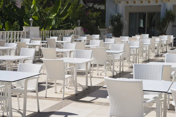 Caffè vuoto sulla terrazza in una giornata estiva, senza ospiti — Foto Stock