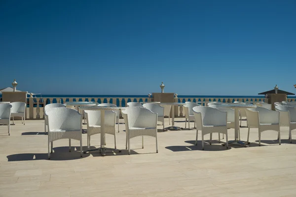 Empty cafe on the terrace on a summer day, without guests — Stock Photo, Image