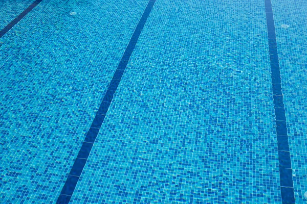 Piscina piastrellata blu con acqua pulita — Foto Stock