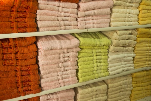Viele flauschige Handtücher — Stockfoto