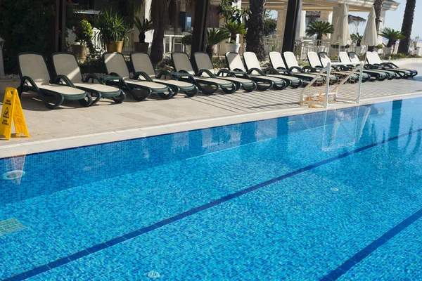 Piscina de azulejos azules con agua clara — Foto de Stock