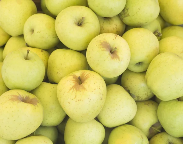 Close-up de uma pilha de maçãs verdes maduras frescas doces . — Fotografia de Stock