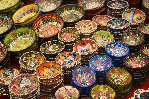 Handmade colorful traditional Turkish ceramic plates — Stock Photo, Image