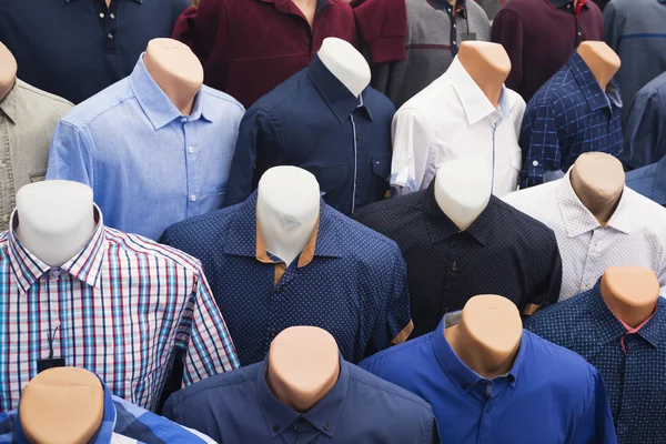 La gama de camisas de hombre en maniquíes — Foto de Stock