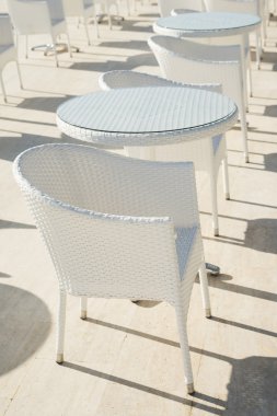 Konuklar olmadan gün yaz terasında boş kafe 