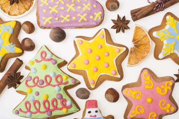 Biscuits au pain d'épice et épices sur fond blanc — Photo