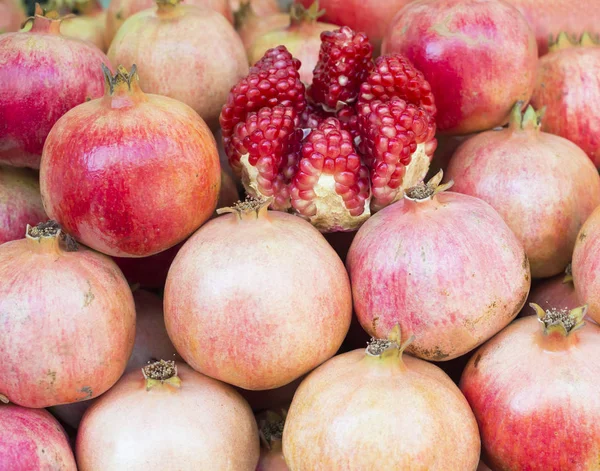 Granadas maduras. Hora de la cosecha. Alimento saludable —  Fotos de Stock