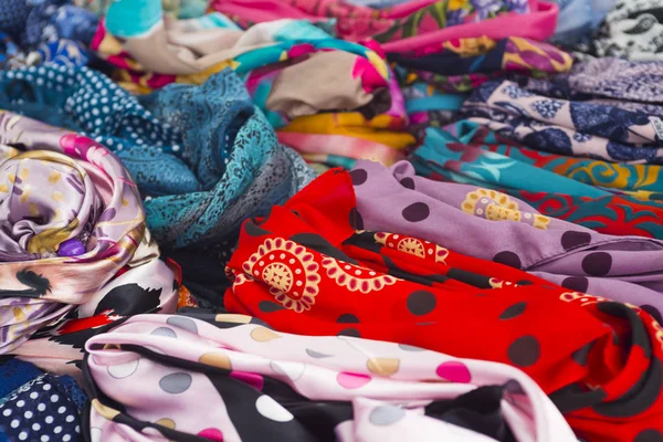 多彩的丝绸围巾 — 图库照片