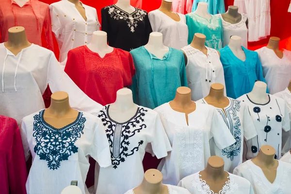 Vielzahl von weiblichen Hemden auf Schaufensterpuppen — Stockfoto