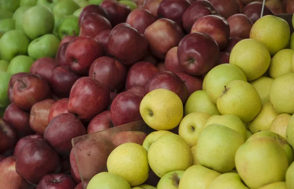 Maçãs verdes e vermelhas no mercado — Fotografia de Stock