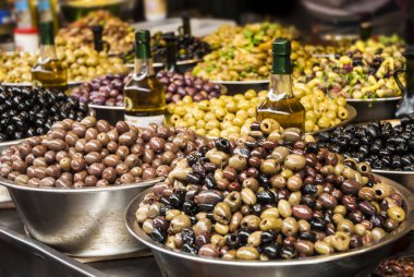Özcanın zeytin ve zeytinyağı pazarında 