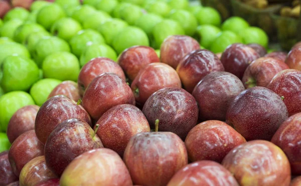 Вкусные красные и зеленые яблоки — стоковое фото