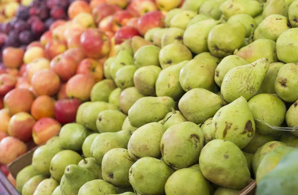 Яблоки и груши на рынке — стоковое фото