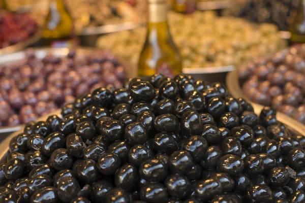 Olive e olio d'oliva diversi al mercato Foto Stock