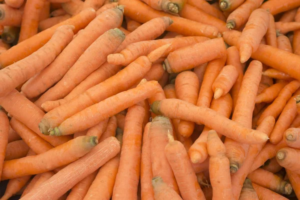 Organic carrots. Fresh organic carrots. Background texture of carrots. Healthy eating. Fall harvest, agricultural farming concept (selective focus) — Stock Photo, Image