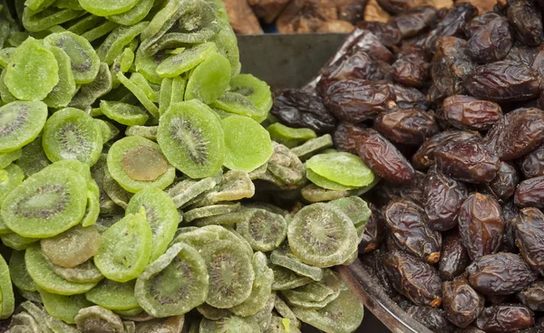 É um mercado árabe. Os comerciantes vendem frutas secas. Vários frutos secos fundo. (Foco seletivo ) — Fotografia de Stock