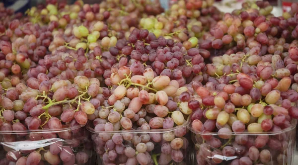 Grape. Vindruvor bakgrund. Druvor en marknad. Det kan användas som mat bakgrund (selektivt fokus) — Stockfoto