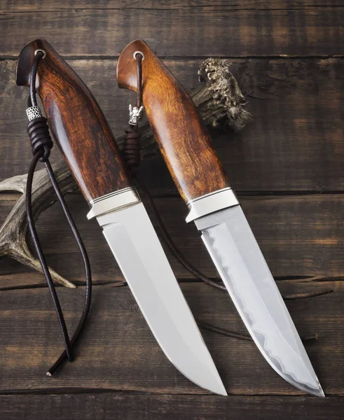 茶色の木の背景に手作りの狩猟ナイフ — ストック写真
