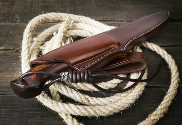 Handgefertigtes Jagdmesser auf braunem Holzgrund — Stockfoto