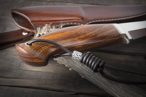 Cuchillo de caza hecho a mano sobre un fondo de madera marrón — Foto de Stock