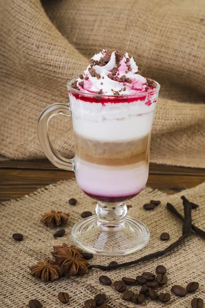 Café Latte. Café avec crème fouettée garniture dans un grand verre sur un fond en bois avec toile de jute — Photo