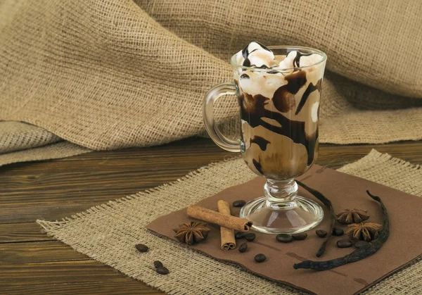 Tasse en verre de café avec crème glacée et crème fouettée — Photo