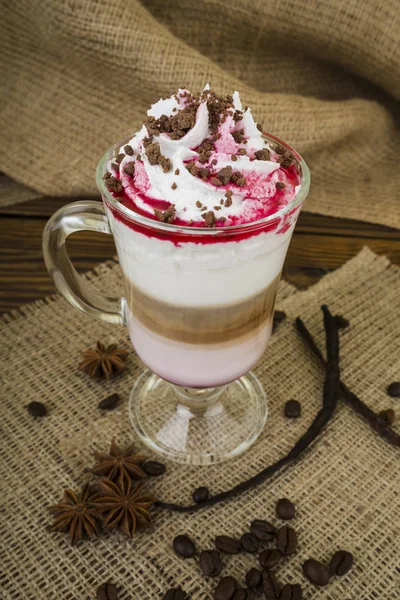 Café Latte. Café avec crème fouettée garniture dans un grand verre sur un fond en bois avec toile de jute — Photo