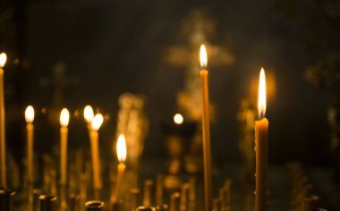 Kilise kutsal yanan mumlar. Kilise mum arka plan. Seçici odak