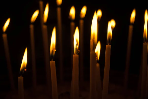Posvátné hořící svíčky v církvi. Kostelní svíčky background.selective zaměření — Stock fotografie