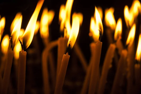 Heilig brennende Kerzen in der Kirche. Kirche Kerzen Hintergrund. Selektiver Fokus — Stockfoto