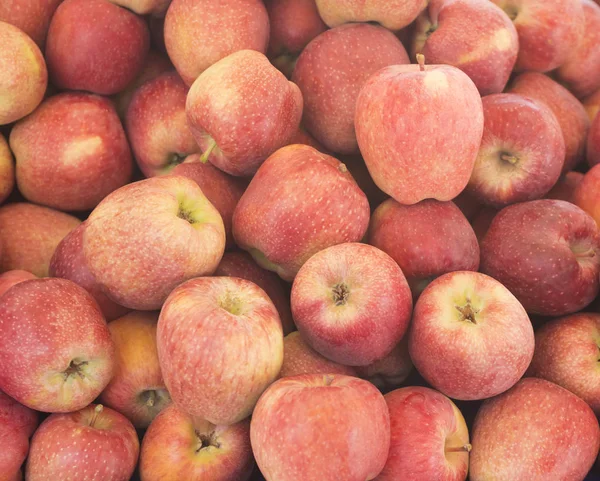 Крупный план куча сладких свежих спелых красных яблок. Фрукты сзади. Здоровое питание. Осенний сбор урожая, сельскохозяйственная концепция (селективное фокусирование ) — стоковое фото