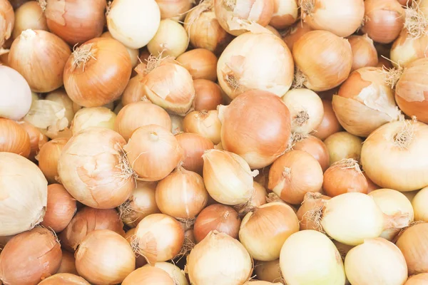 Cosecha de cebolla.Cebollas doradas frescas. Fondo de cebollas. Cebollas maduras. Cebollas en el mercado . —  Fotos de Stock