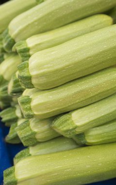 Taze kesilmiş yeşil kabak; Sebze pazarı sunuyoruz; Yaz squash; Gıda arka plan (seçici odak olarak kullanılabilir)