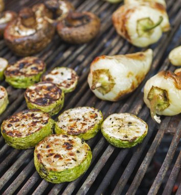 Vejetaryen vejetaryen Barbekü, kızarmış bir metal ızgara ızgara. Diyet Barbekü. Kabak, mantar ve piknik açık havada yakın çekim biber. Sokak lokanta. Lezzetli doğal yemekler seçici odak