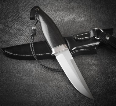 Siyah arka planda el yapımı avcı bıçağı. Deri Kaplama El Yapımı