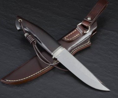 Siyah arka planda el yapımı avcı bıçağı. Deri Kaplama El Yapımı