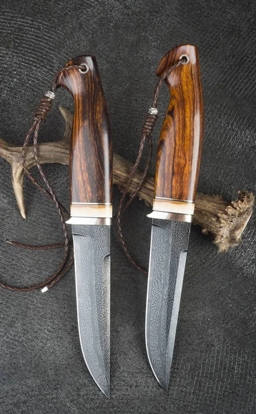Couteau de chasse en mosaïque de Damas avec défense mammouth sur fond noir. Gaine en cuir Fait main — Photo