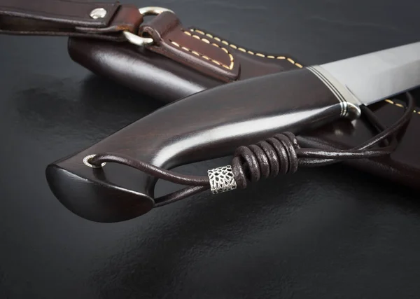 Cuchillo de caza hecho a mano sobre fondo negro. Funda de cuero hecha a mano — Foto de Stock